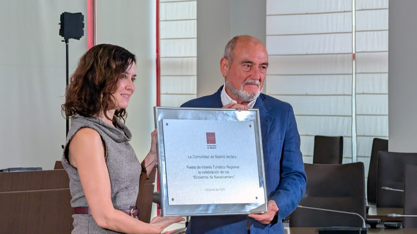 El alcalde de Navalcarnero, José Luis Adell y la Presidenta Regional, Isabel Díaz Ayuso durante la entrega de la placa conmemorativa