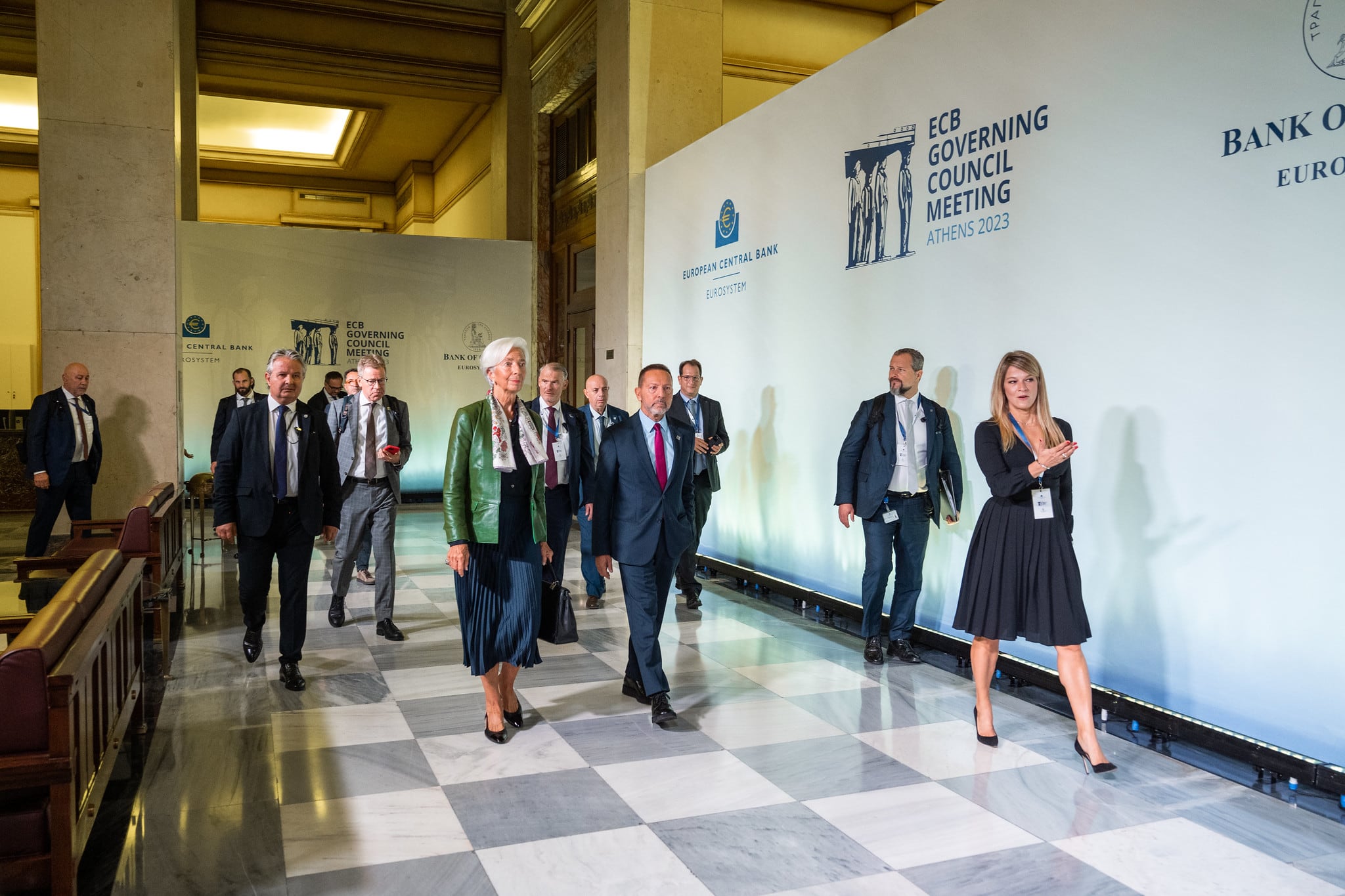 La presidenta del BCE, Christine Lagarde, y el presidente del Banco de Grecia, Yannis Stournaras, antes de la reunión del consejo de gobierno del Banco Central en Atenas