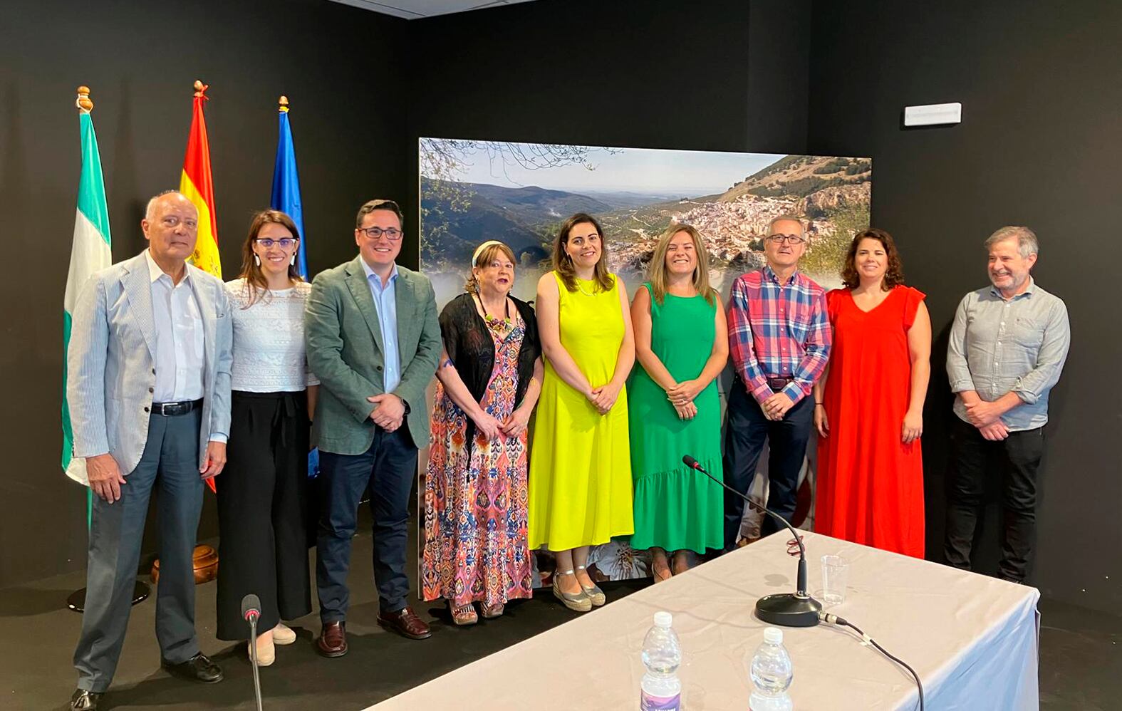 Foto de familia con participantes en la inauguración del 18 Curso de Verano de Torres