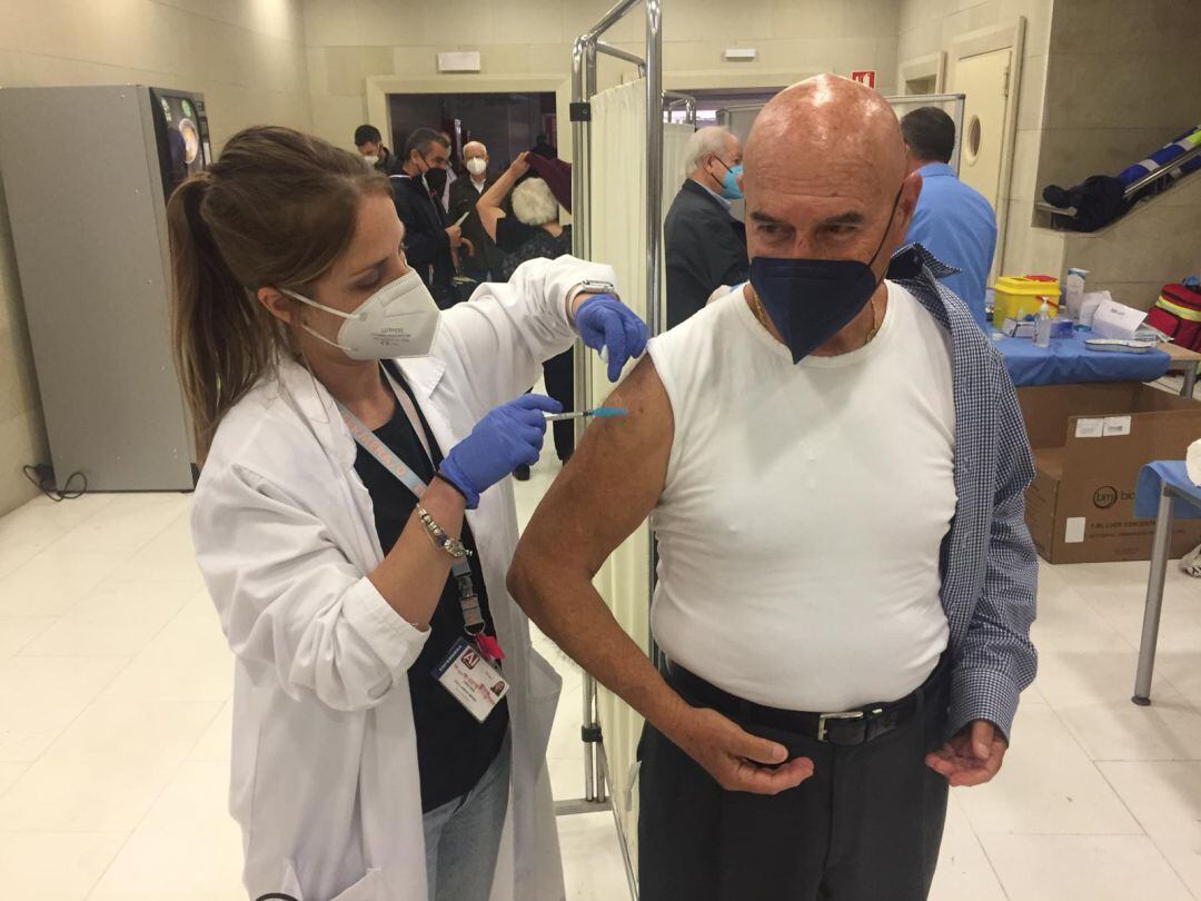 Un hombre siendo vacunado en el Estadio Nueva Condomina de Murcia