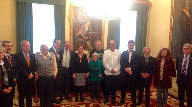 Foto de familia de galardonados y portavoces municipales, al término del pleno extraordinario. 