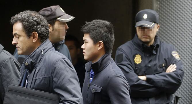 Un ciudadano chino llega a la sede de la Audiencia Nacional de la calle Prim, donde el juez de la Audiencia Nacional Fernando Andreu continúa con la toma de declaración de los detenidos en la operación Emperador&quot; contra el blanqueo, en la que hasta el mom