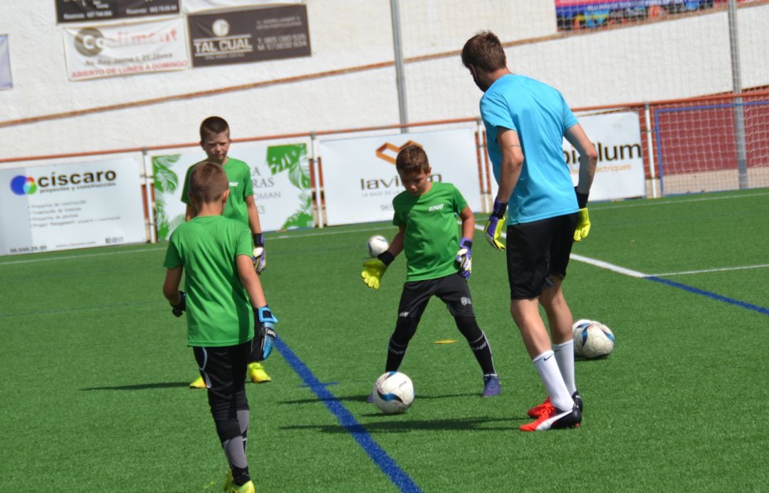 Adrián Ortolà con algunos de los alumnos.