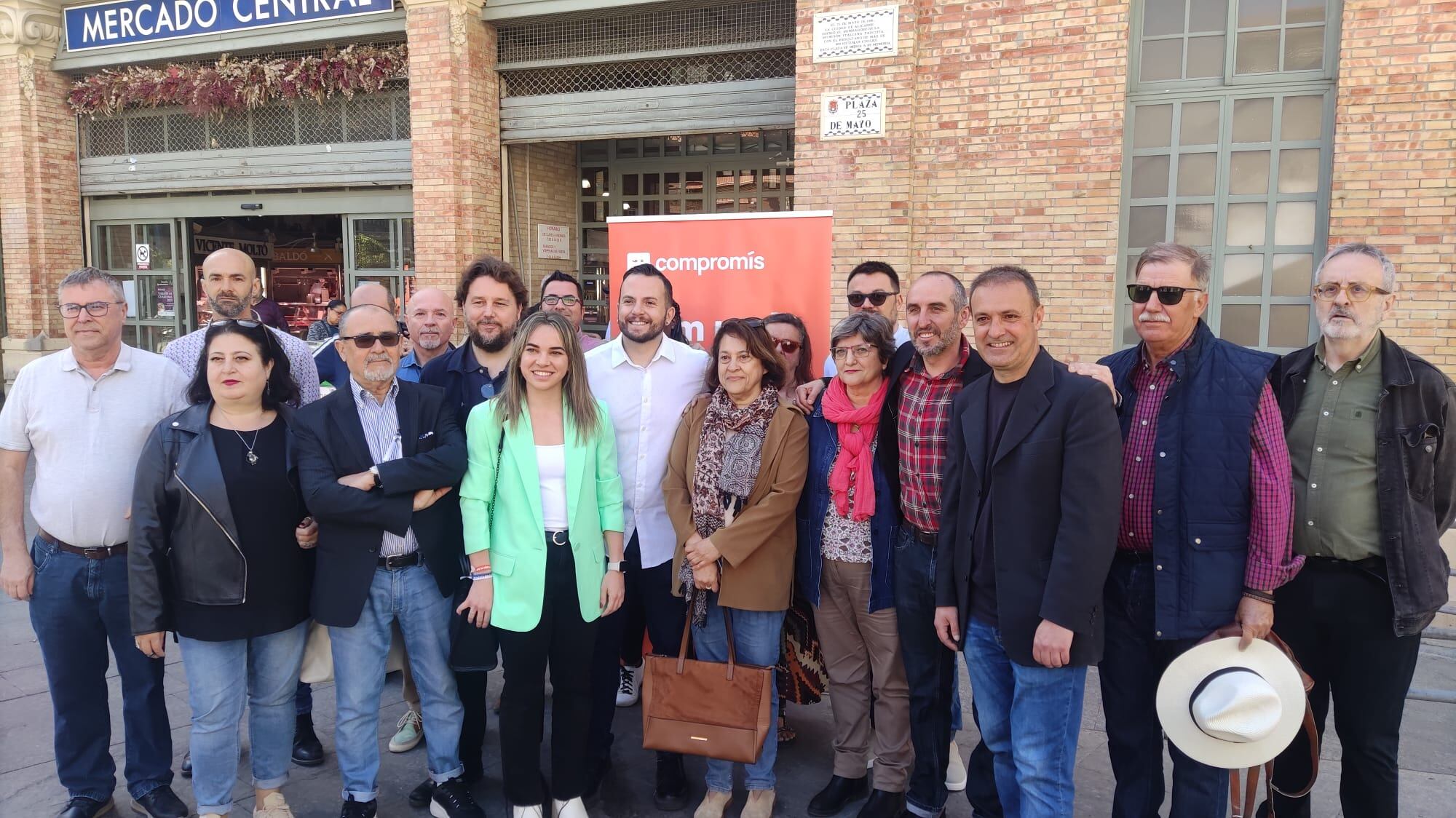 Rafa Mas posando con los compañeros de lista y con representantes de Compromís