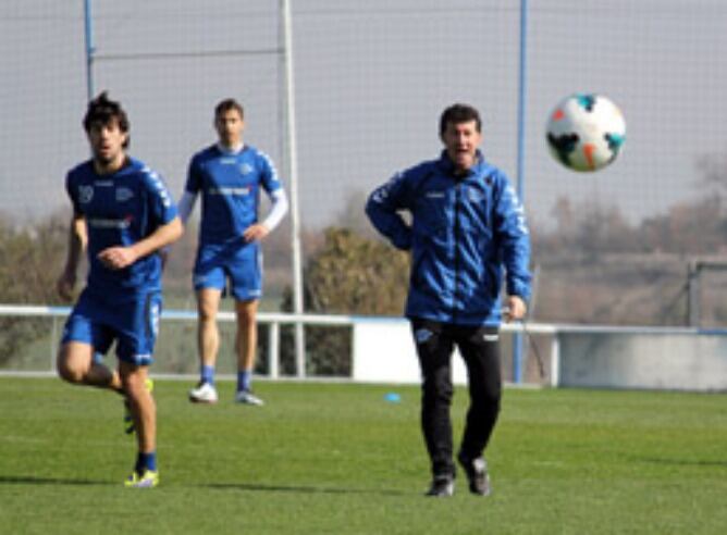 Juan Carlos Mandiá, cuestionado por la afición alavesista.