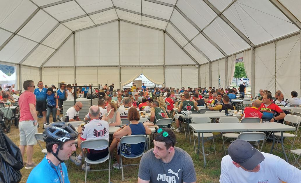 Participantes reponiendo fuerzas tras la Quebrantahuesos