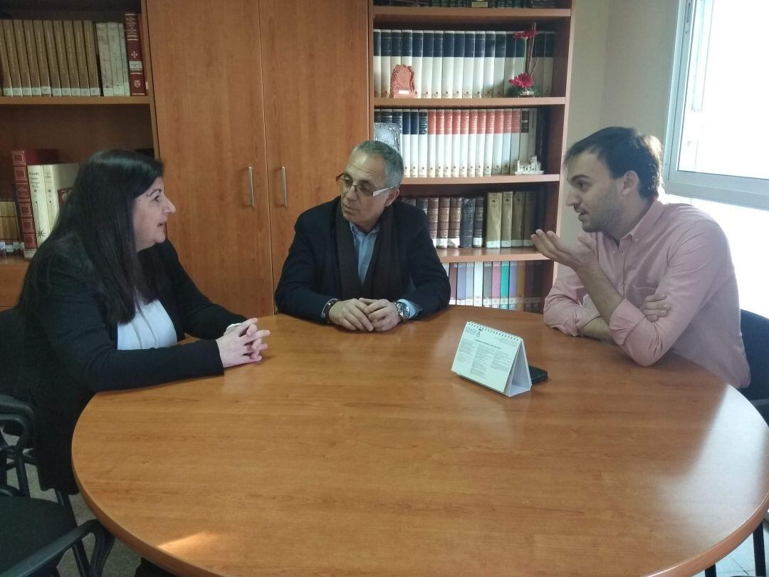 La directora de la UNED, Charo Arias, con responsables socialistas 