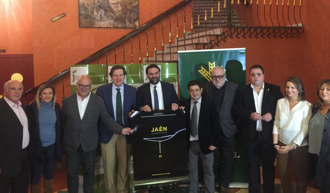 El consejero de Turismo, Francisco Javier Hernández, sujeta con el cartel promocional del documental junto a otros políticos y el director, José Luis López-Linares.