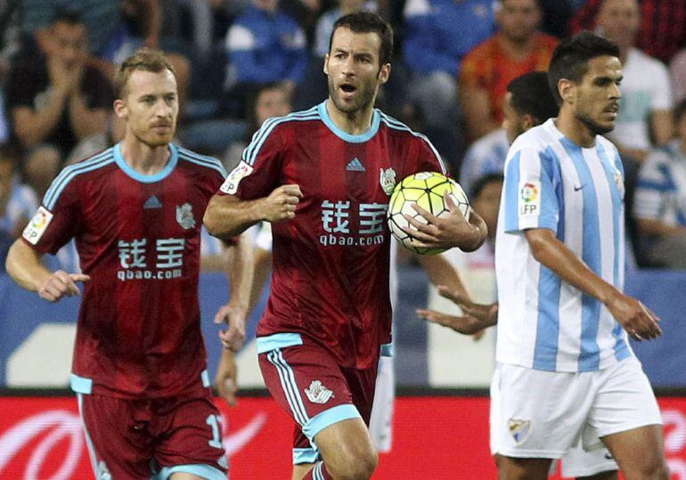 GRA298. Málaga, 03/10/2015.- El delantero de la Real Sociedad, Imanol Agirretxe (2d), celebra el primer gol del equipo donostiarra durante el encuentro correspondiente a la séptima jornada de primera división, que disputan esta noche frente al Málaga en el estadio malacitano de La Rosaleda. EFE/Daniel Pérez.