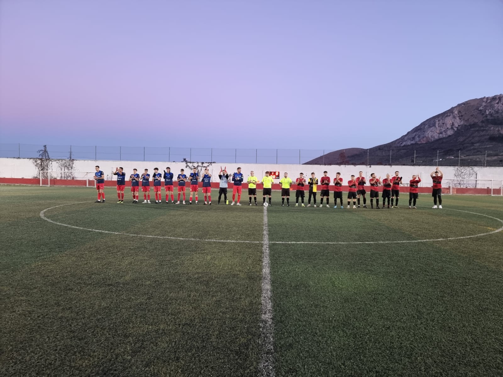 Saludo inicial de equipos y trío arbitral