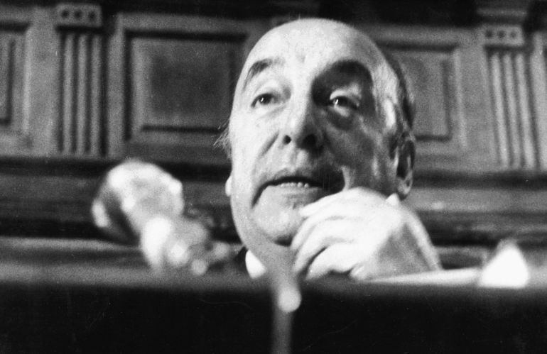 El escritor Pablo Neruda, en una fotografía de archivo, en una conferencia en la Universidad Sorbona de París. 