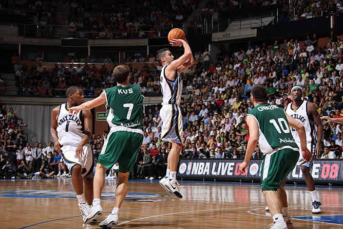 Navarro anotó 21 puntos en su debut con los Memphis