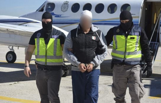 Traslado de uno de los dos jóvenes detenidos en Ceuta en el marco de una operación contra el terrorismo yihadista.