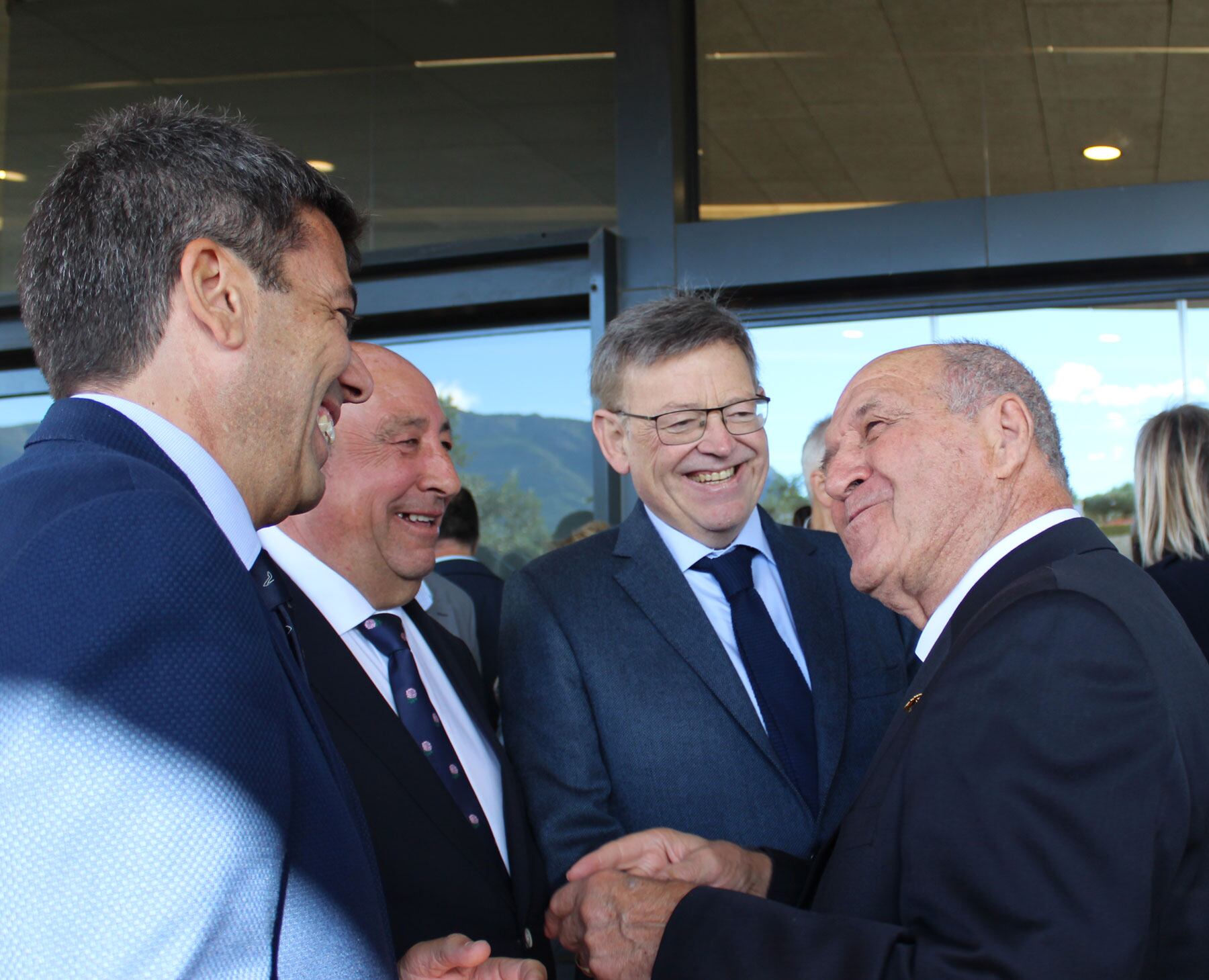Jaume Pascual y José Luis Seguí conversan con Ximo Puig y Carlos Mazón en el acto de homenaje al primero que tuvo lugar el pasado mes de noviembre