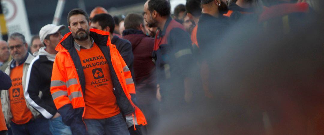 El presidente del Comité de Empresa de la planta de Alcoa en A Coruña, Juan Carlos López Corbacho, durante la concentración de trabajadores que ha tenido lugar hoy a las puertas de la factoría