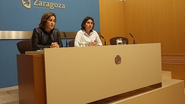 Aurora Calvo, a la izquierda de la imagen, durante la rueda de prensa de presentación del congreso, en el ayuntamiento de zaragoza 