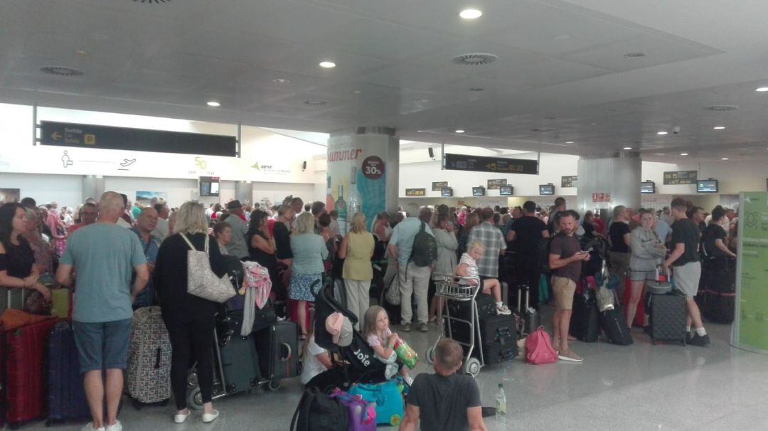 Centenars de turistes afectats per la fallida de Thomas Cook han anat aquest dilluns a l'aeroprt per veure com tornar al Regne Unit.