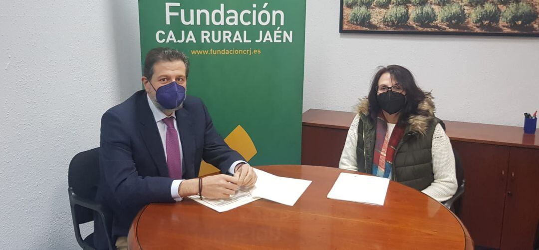 La Presidenta de Aseproj, Trinidad Campos Corral, y el subdirector de Caja Rural, Luis Jesús García-Lomas 