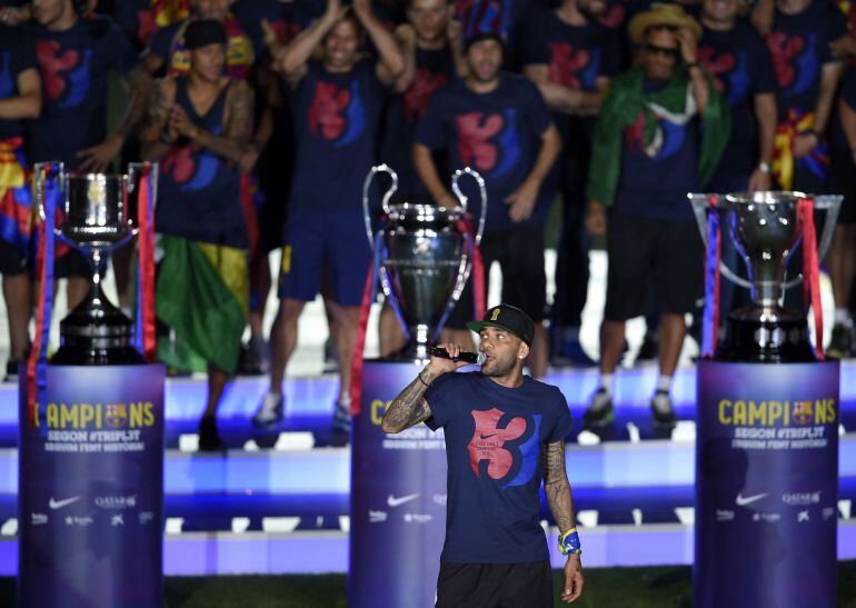 Dani Alves se dirige a la grada del Camp Nou en la celebración del triplete del Barça