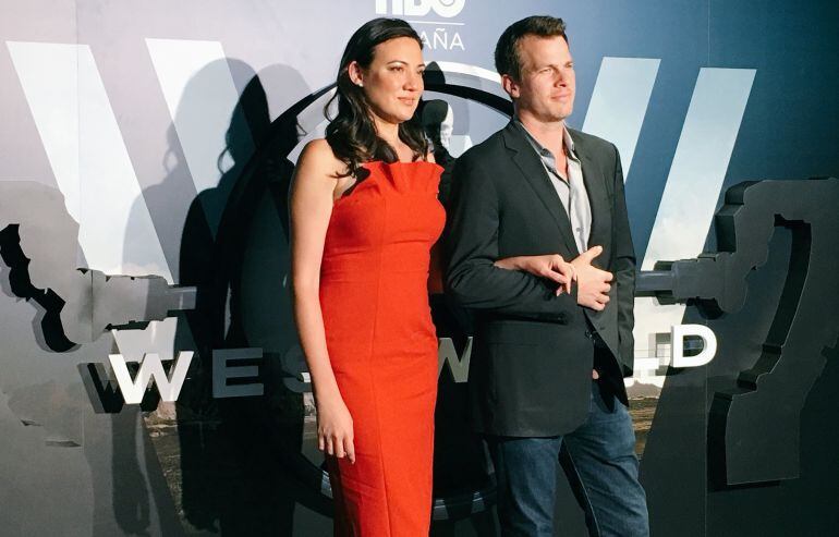 Lisa Joy (Izq,) y Jonathan Nolan (der.) en el evento de Westworld organizado este jueves en Madrid.