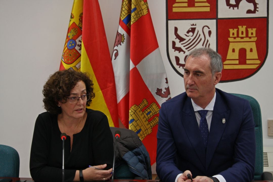 José Mazarias y la jefa del Área de Acción Social de la Gerencia Territorial de Servicios Sociales, Pilar Gómez en la presentación de las ofertas de los viajes