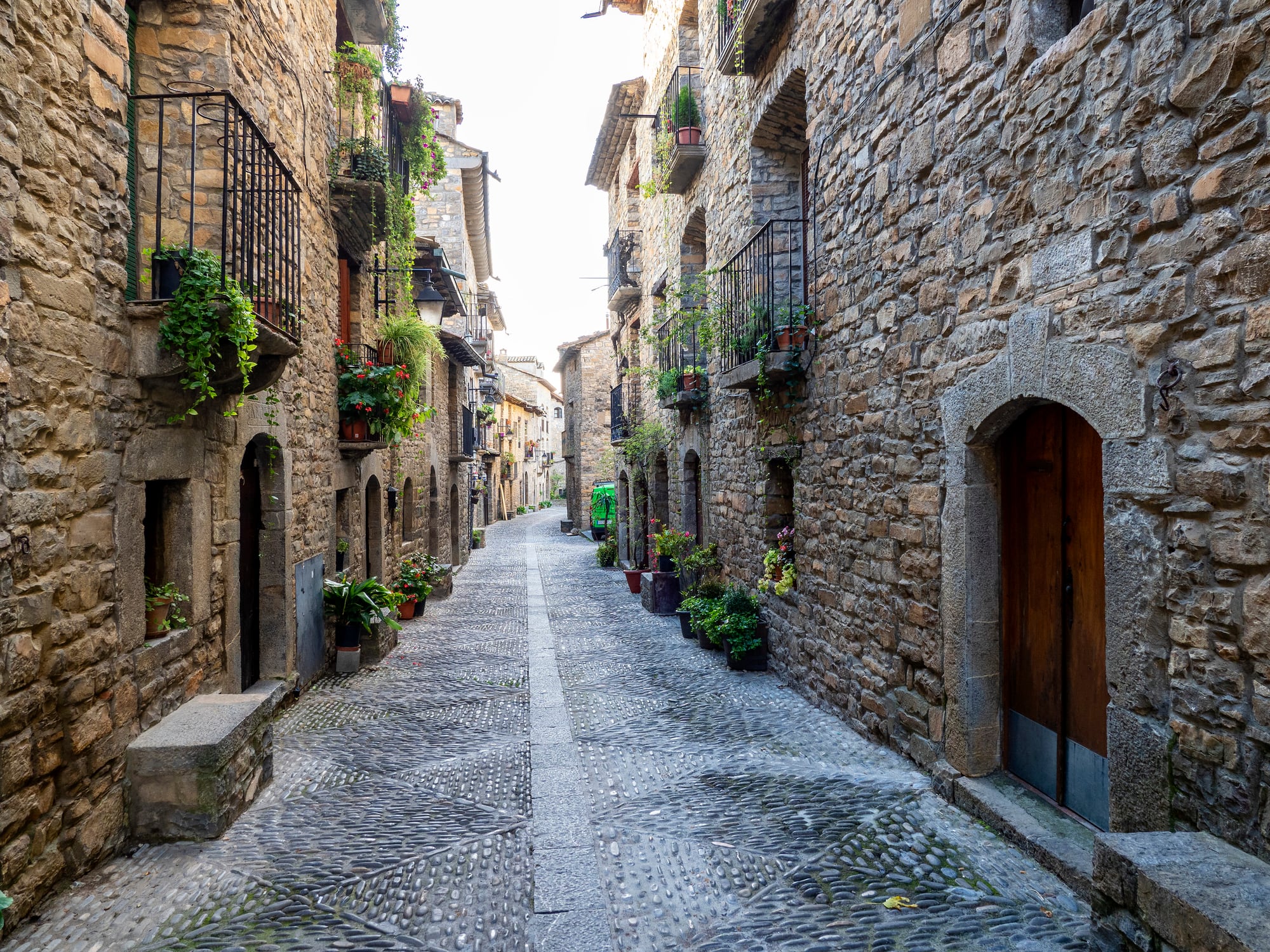 Vista de una calle en la villa medieval de Aínsa (Huesca)