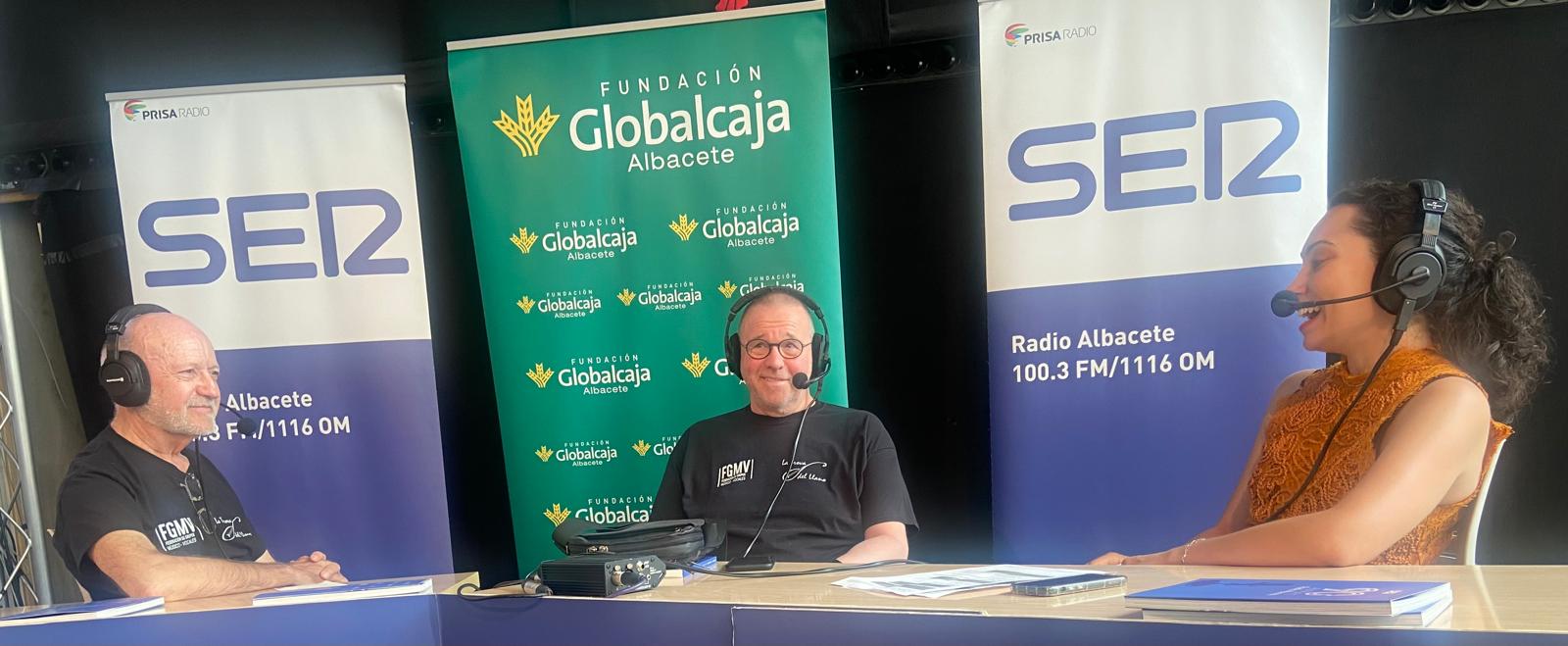 Los músicos de la Trova del Llano, Alejandro Buendía y Francisco Villar, junto con la periodista de Radio Albacete, Cristina Castellanos.