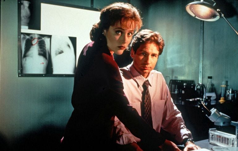 Mulder (David Duchovny) y Scully (Gillian Anderson)