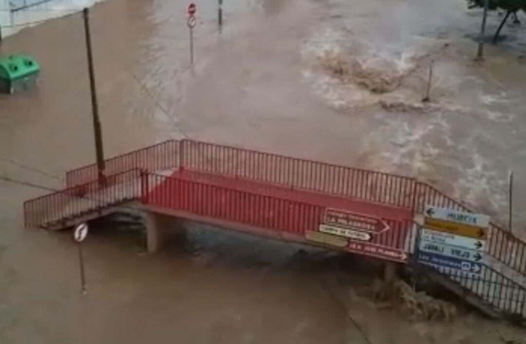 Así baja el agua en la rambla de Espinardo