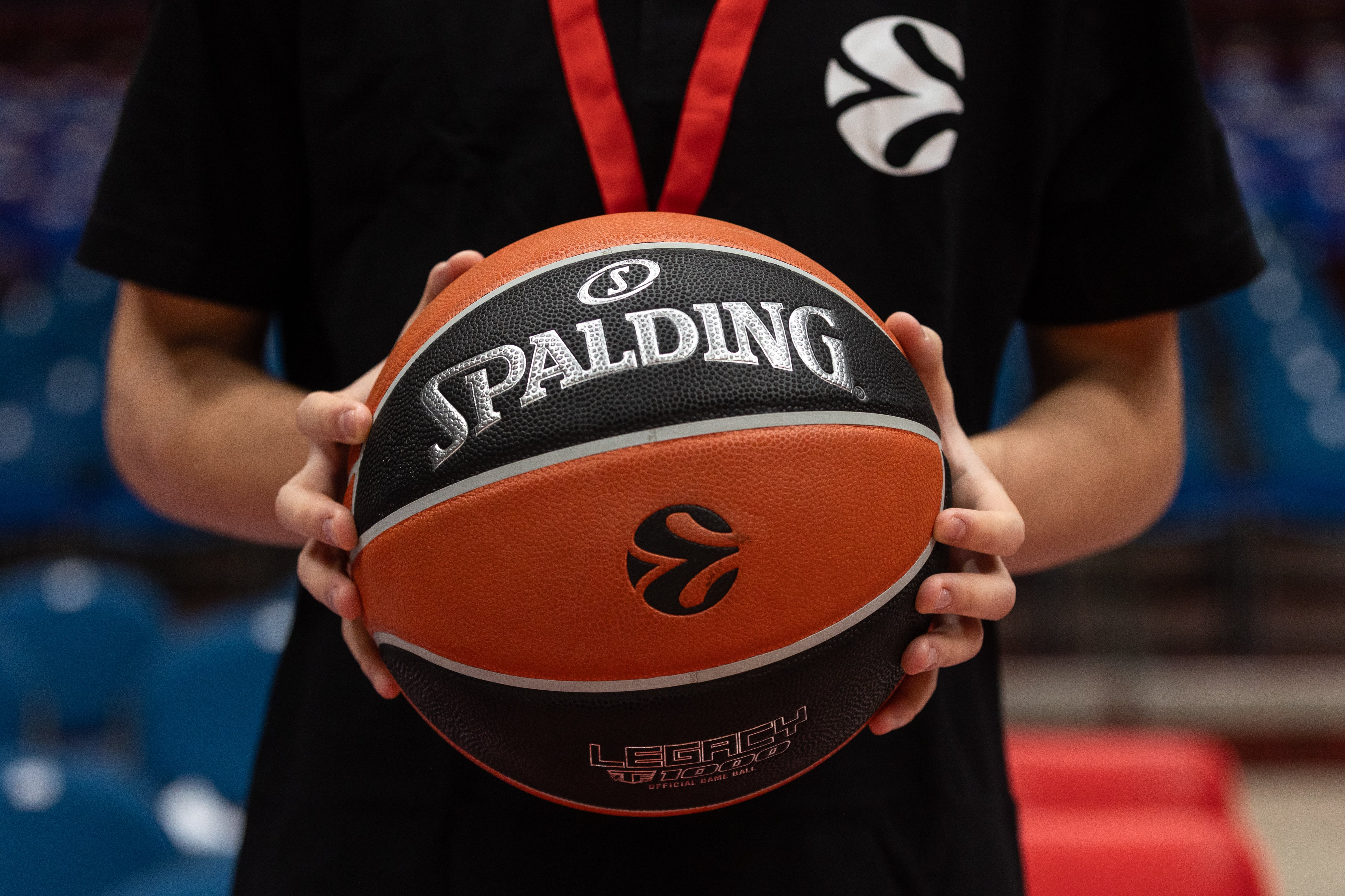 Un recogepelotas sosteniendo un balón de la Euroliga