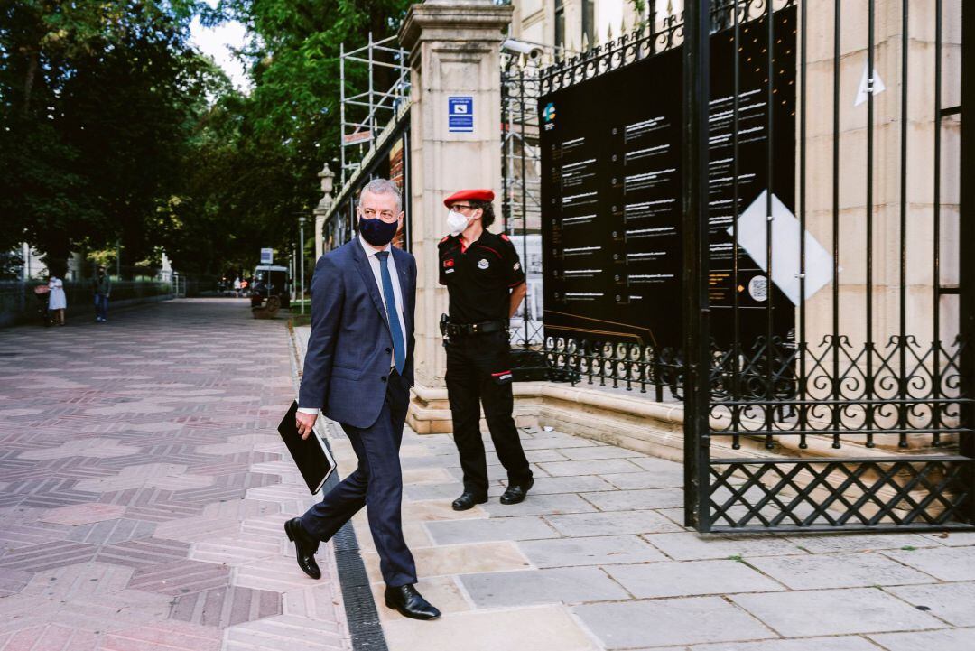 El lehendakari, Iñigo Urkullu, a su llegada este pasado lunes al Parlamento Vasco en Vitoria para asistir a la sesión constitutiva en la que se elige a los miembros de la Mesa tras las elecciones del pasado 12 de julio