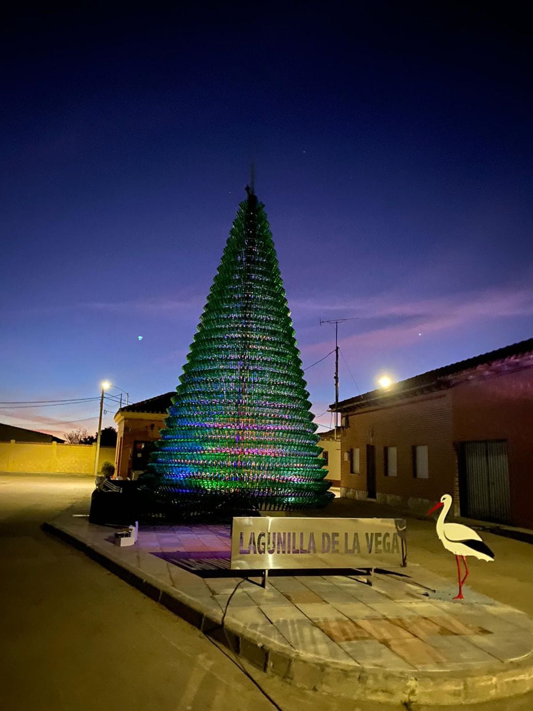 Peculiar y llamativo árbol de Navidad en Lagunilla de la Vega (Palencia)