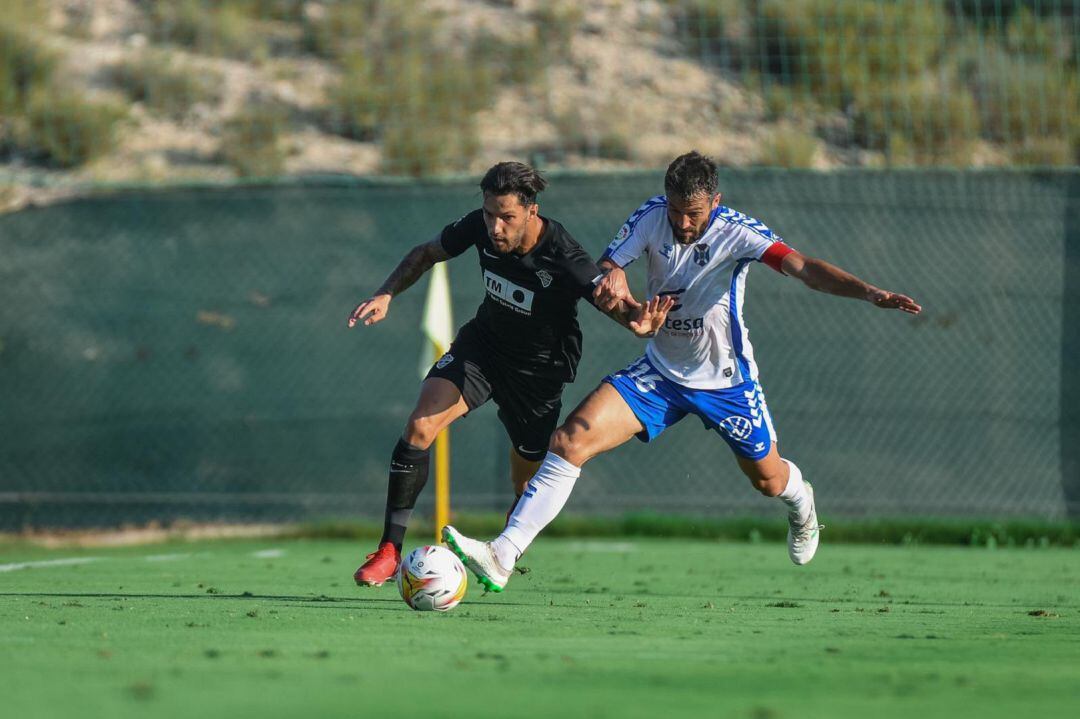 Tete Morente trata de zafarse de la marca del jugador del Tenerife Aitor Sanz