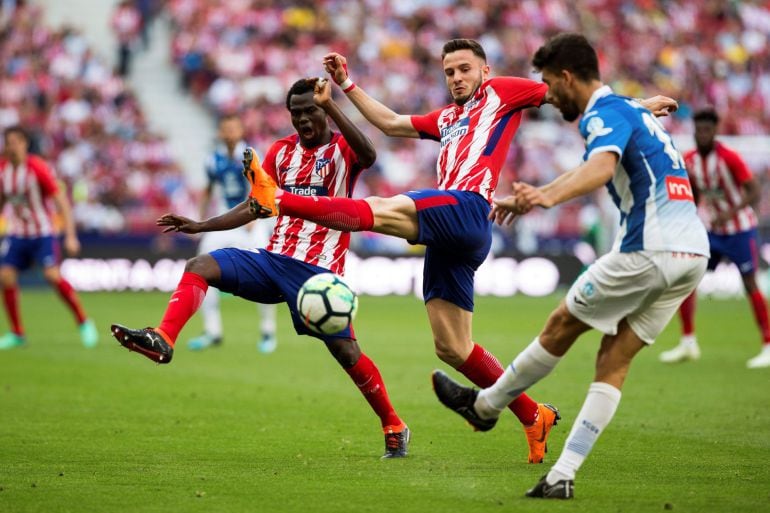 El centrocampista del Atlético de Madrid, Saúl Ñíguez, pelea el balón frente al lateral del Espanyol, Dídac Vilà.