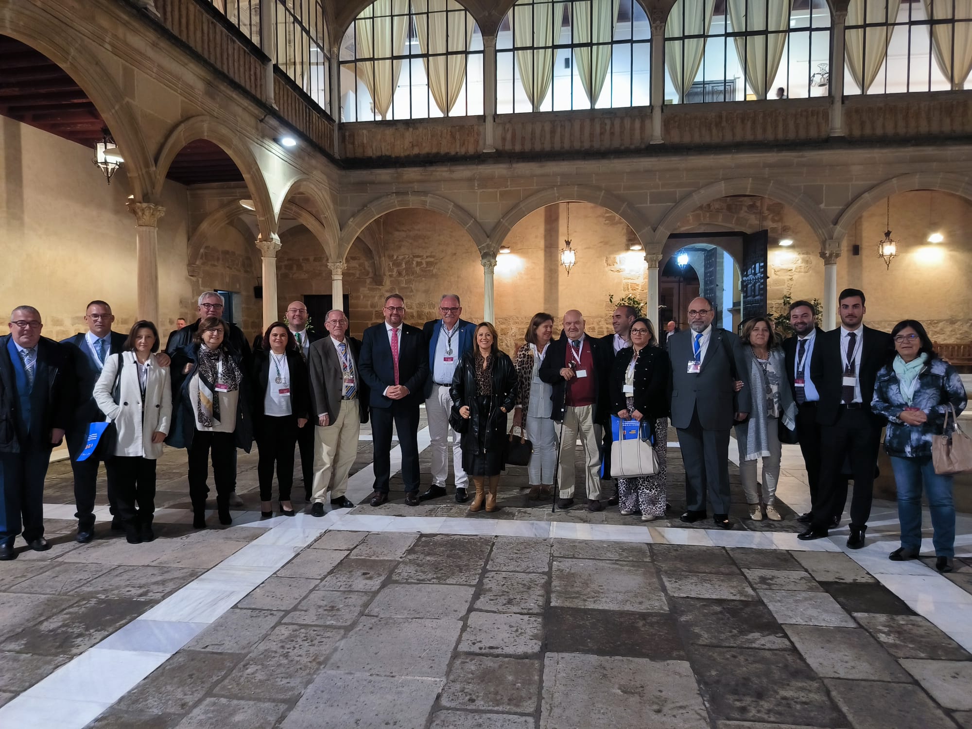 Rodríguez Osuna y Aragoneses con los responsables de Hermandades, ayer a su llegada a Úbeda. Foto Ayto. Mérida