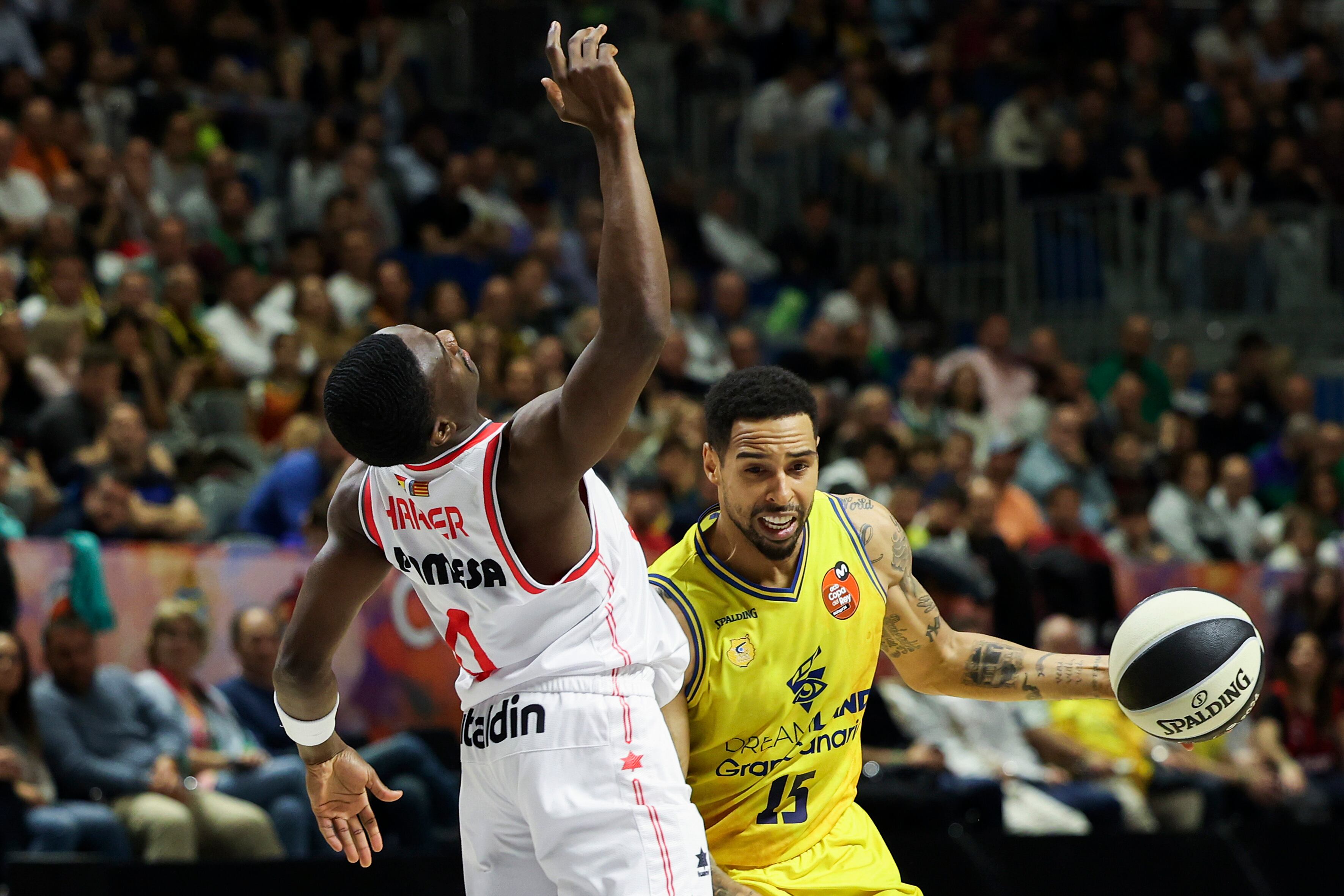 MÁLAGA, 15/02/2024 .- El base del Valencia Basket Jared Harper (i) defiende a Sylven Landesberg, del Gran Canaria, durante el segundo partido de cuartos de final de Copa del Rey que enfrenta a Dreamland Gran Canaria y Valencia Basket este jueves en el pabellón Martín Carpena, en Málaga. EFE/Daniel Pérez
