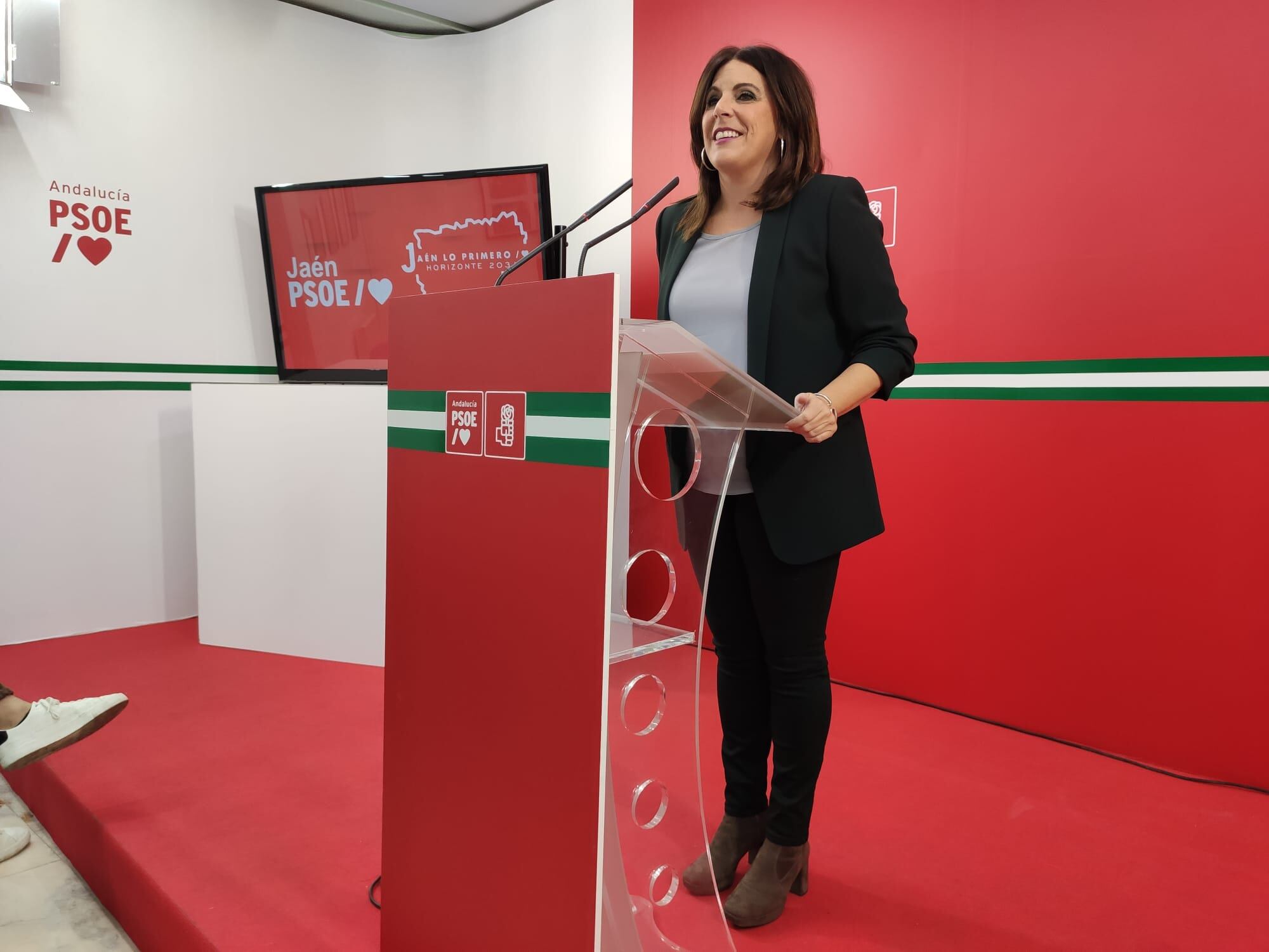 La parlamentaria del PSOE Jaén, Ángeles Férriz, durante una rueda de prensa en la sede socialista jiennense