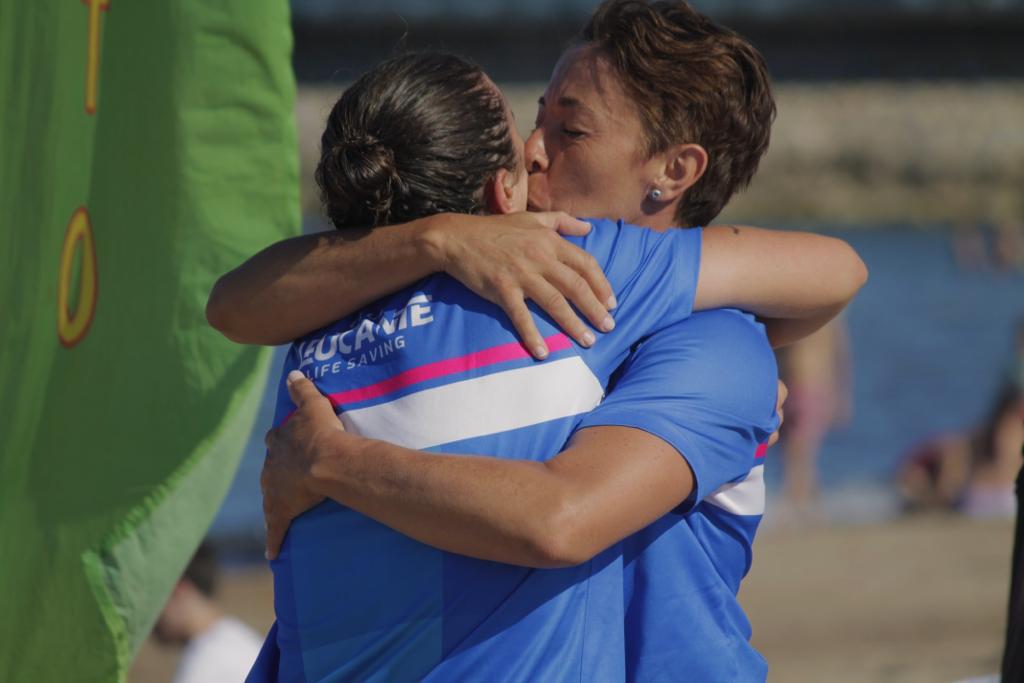 Madre e hija abrazadas