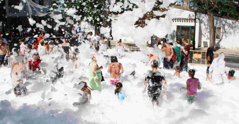 Fiesta de la espuma en Belvis del Jarama