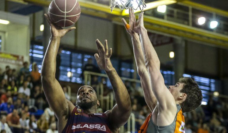 El pívot del Montakit Fuenlabrada Chema González (d) intenta un tapón al pívot jamaicano del FC Barcelona Lassa Samardo Samuels (i), durante el segundo partido de cuartos de final por el título de la Liga ACB en el Pabellón Fernando Martín.