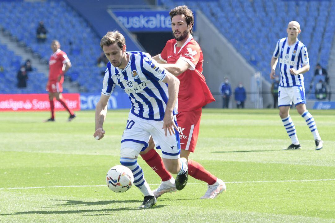 Monreal protege un balón en el último partido de la Real