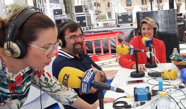 La alcaldesa, Ana Belén Castejón y la vicealcaldesa, Noelia Arroyo, junto a Miguel Meroño