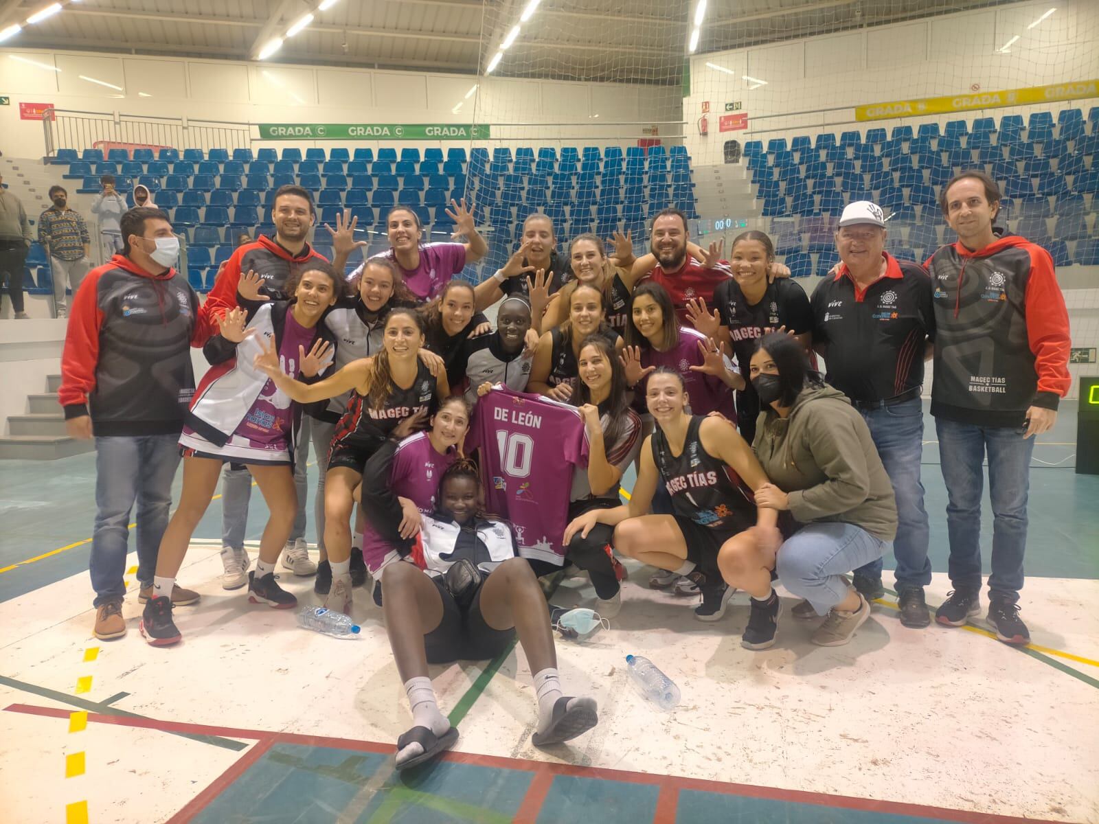 Jugadoras y cuerpo técnico celebrando la permanencia.