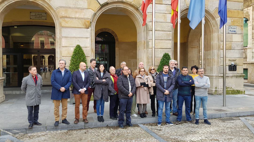 Representantes de los grupos políticos y entidades ciudadanas, este martes, frente al Ayuntamiento de Gijón. 