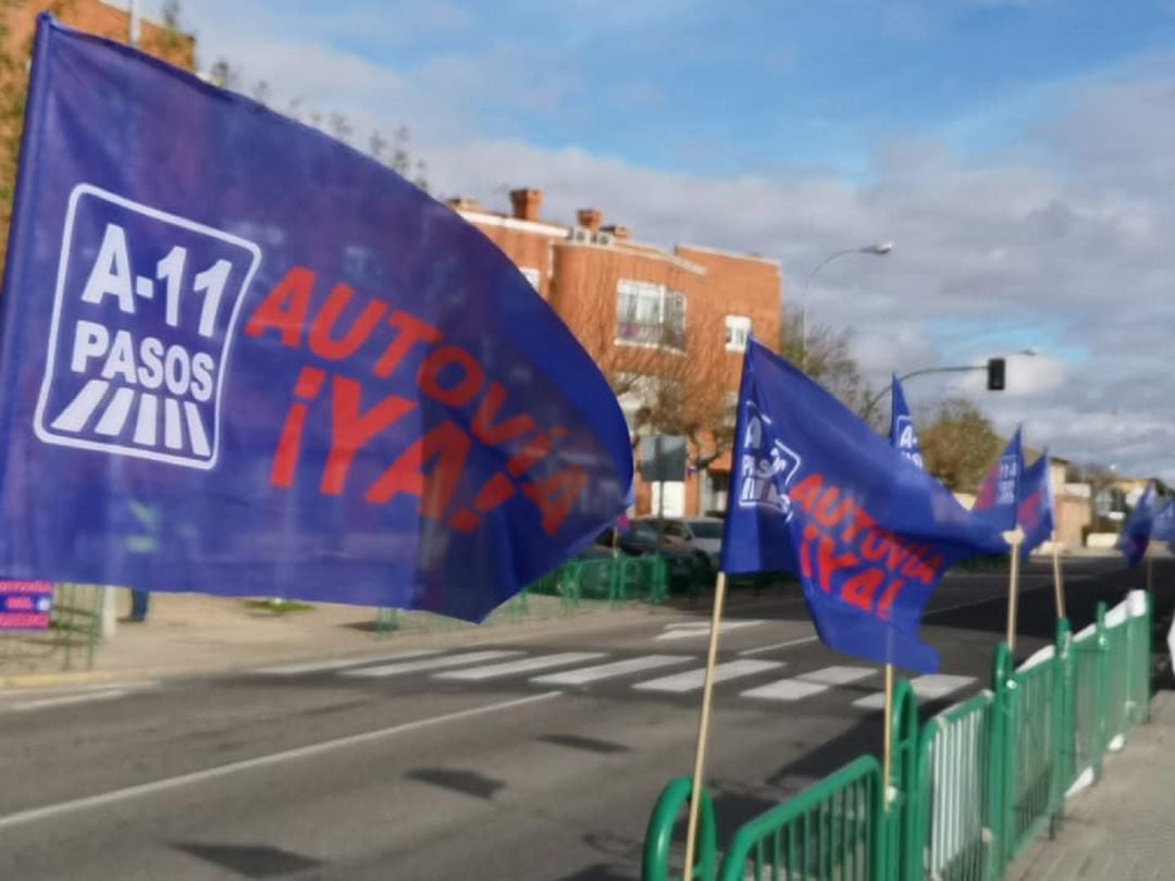 Las banderolas de la plataforma A11 Pasos de Peñafiel durante una de concentraciones a píe de carretera.