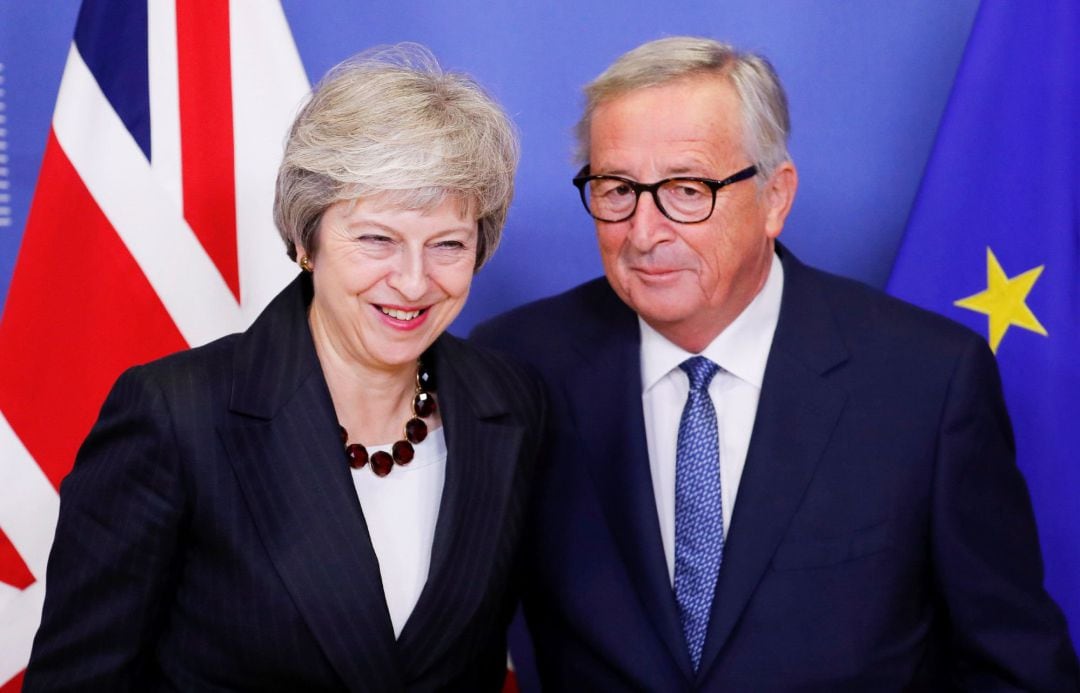 El presidente de la Comisión Europea, Jean-Claude Juncker (d), recibe a la primera ministra británica, Theresa May.