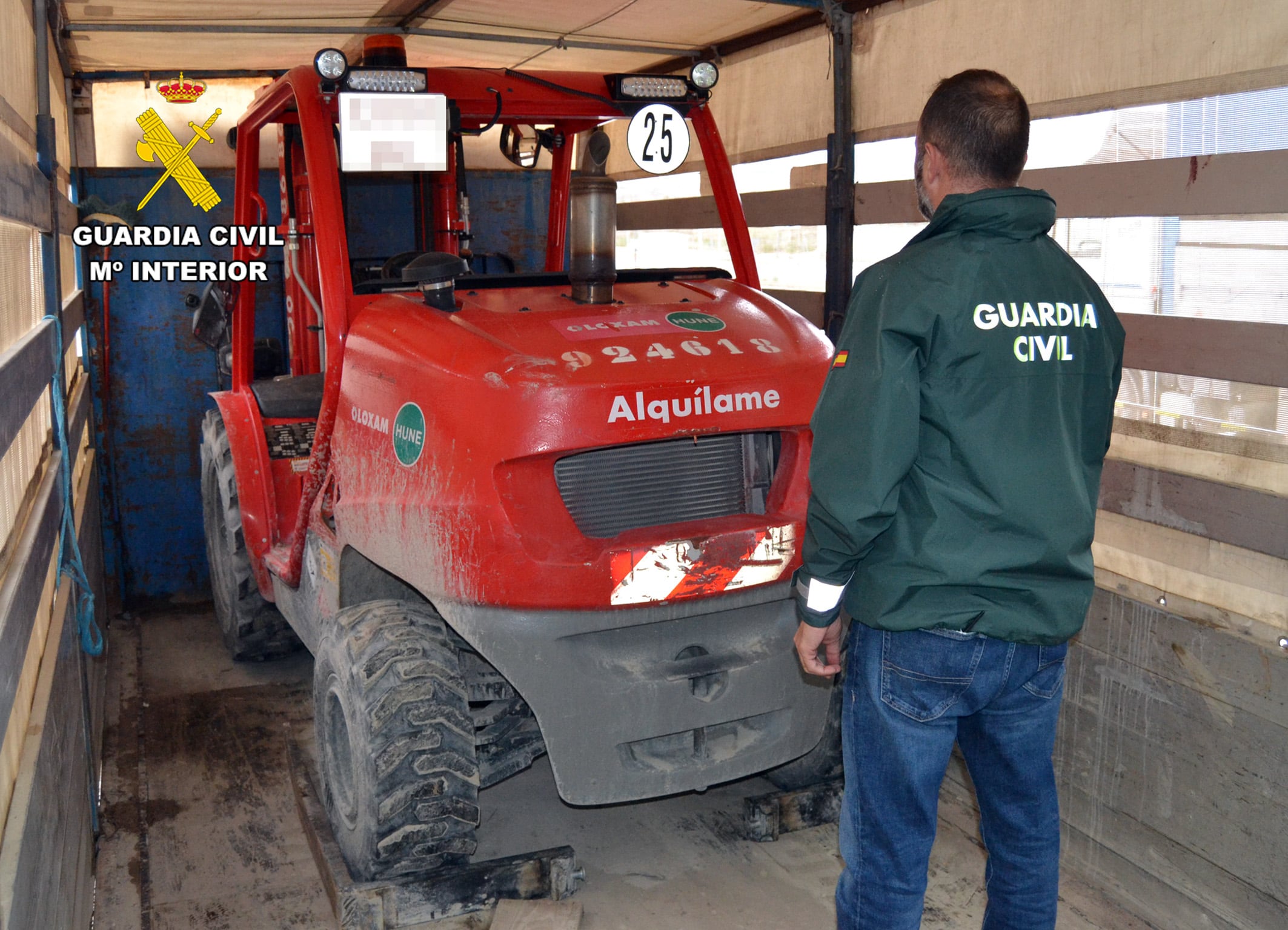 Agente de la Guardia Civil en el desarrollo de la operación &quot;Zoopicare&quot; en Cieza