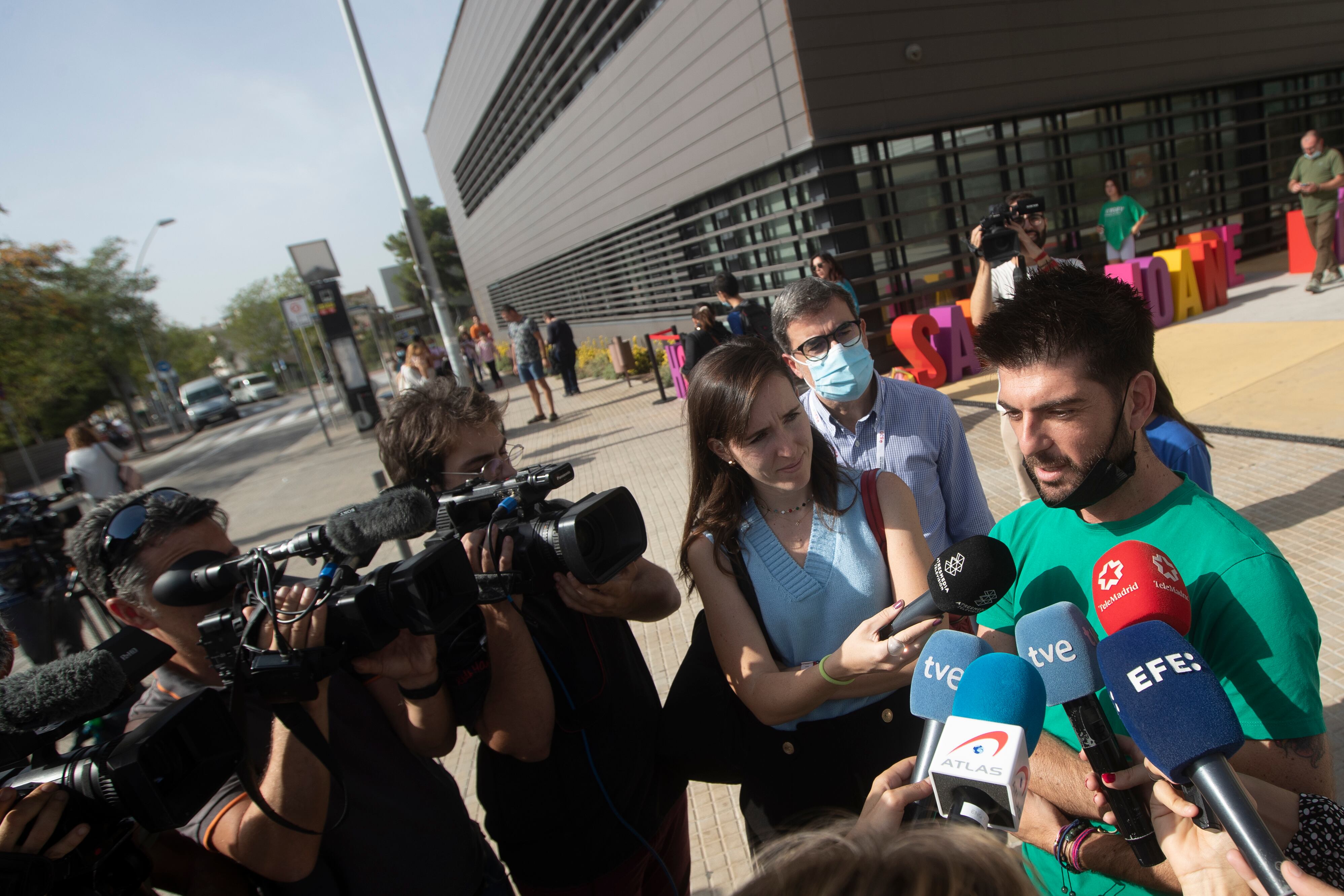 GRAFCAT2525. BARCELONA, 26/10/2022.- El malagueño Alejandro Romero, padre del pequeño Óliver, el niño de dos años y medio que tiene un tumor cerebral, atiende a los medios para comunicar que el niño ha llegado este miércoles a Barcelona en un avión medicalizado procedente de Cancún (México) para ser operado por un equipo médico del hospital Sant Joan de Déu. EFE/Marta Pérez