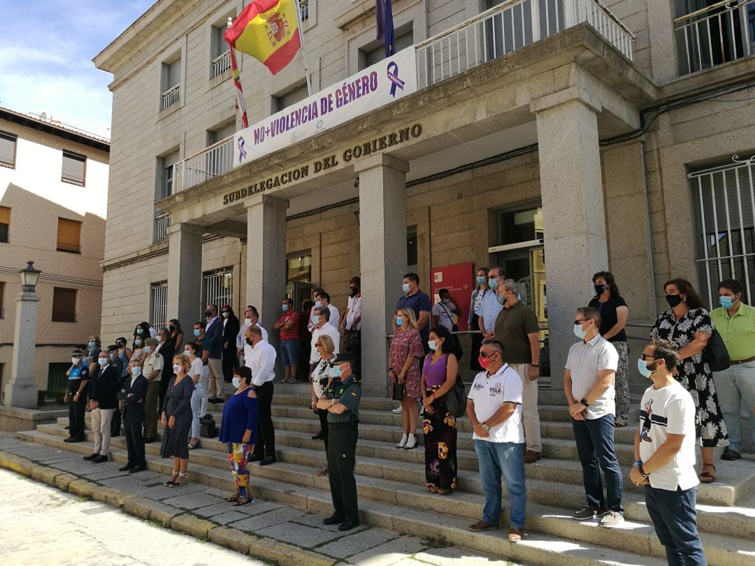 Imagen del minuto de silencio celebrado en las escaleras de la Subdelegación de Gobierno en Segovia