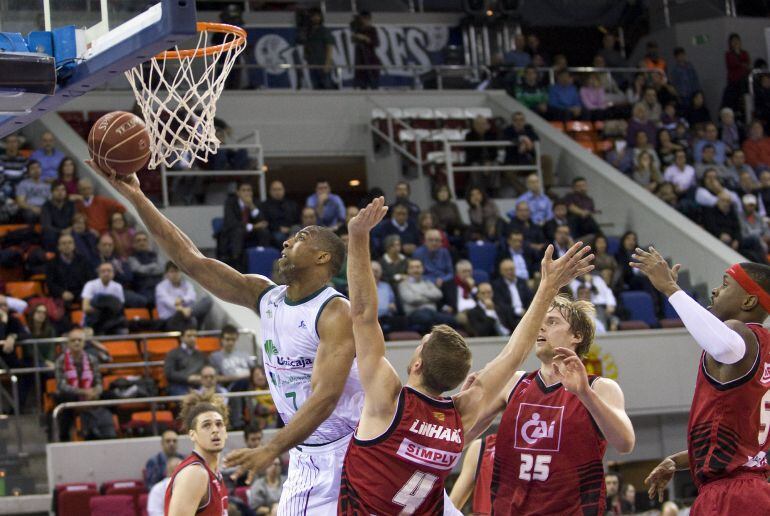 Hendrix intenta una bandeja en el partido celebrado en Zaragoza